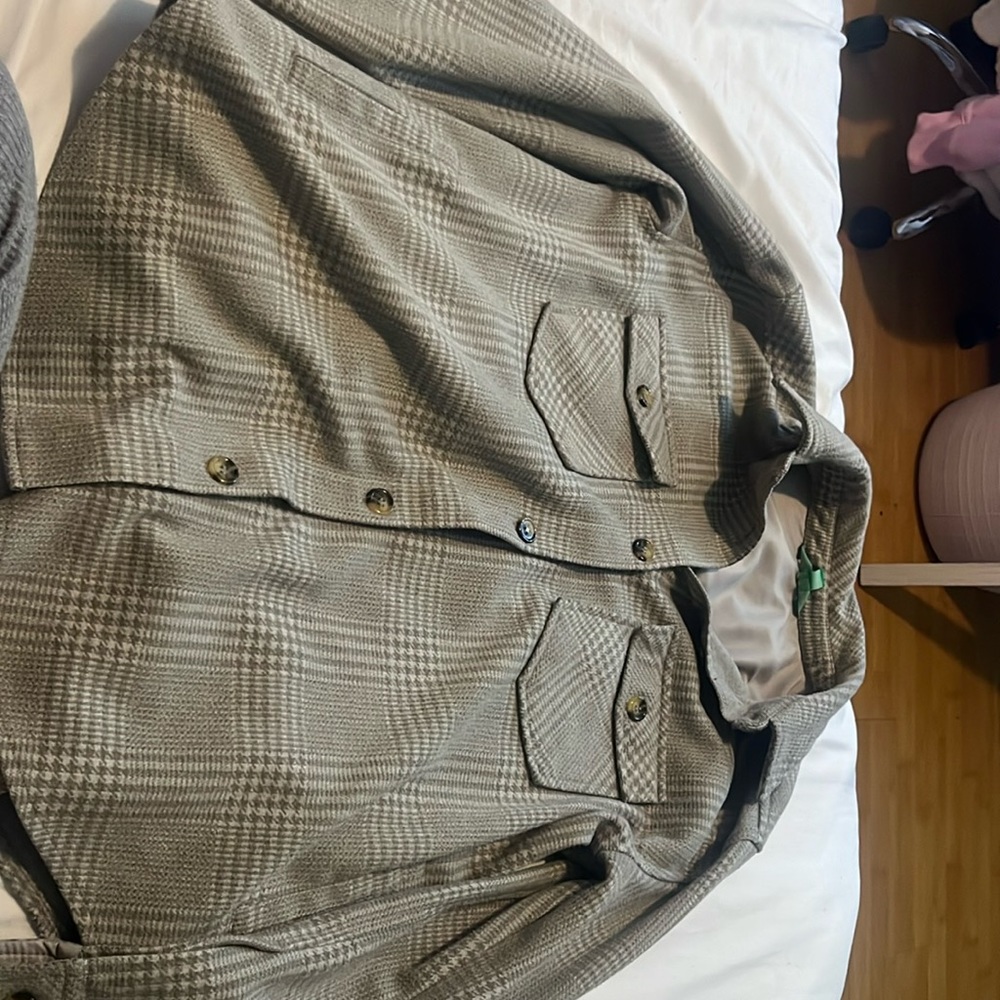 It’s a beautiful grey jacket that’s good on the go and match ur any outfits. 😊